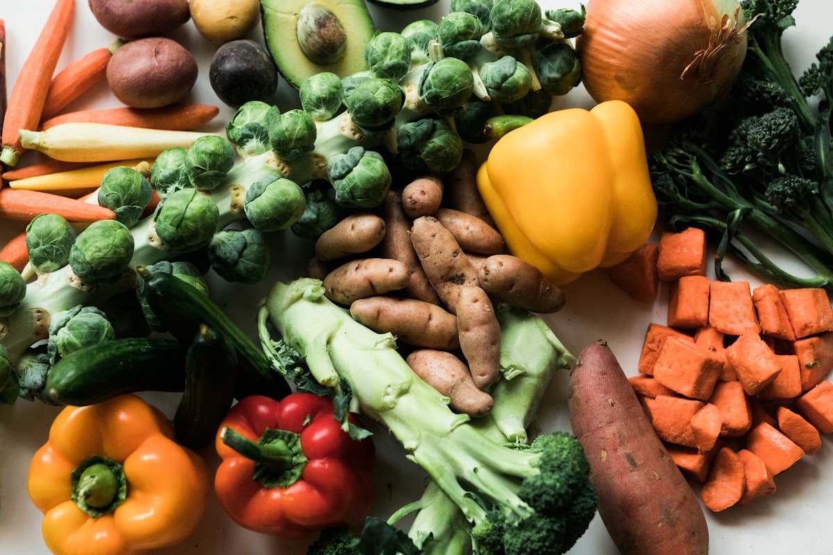 Mujer disfrutando de alimentos saludables para la piel